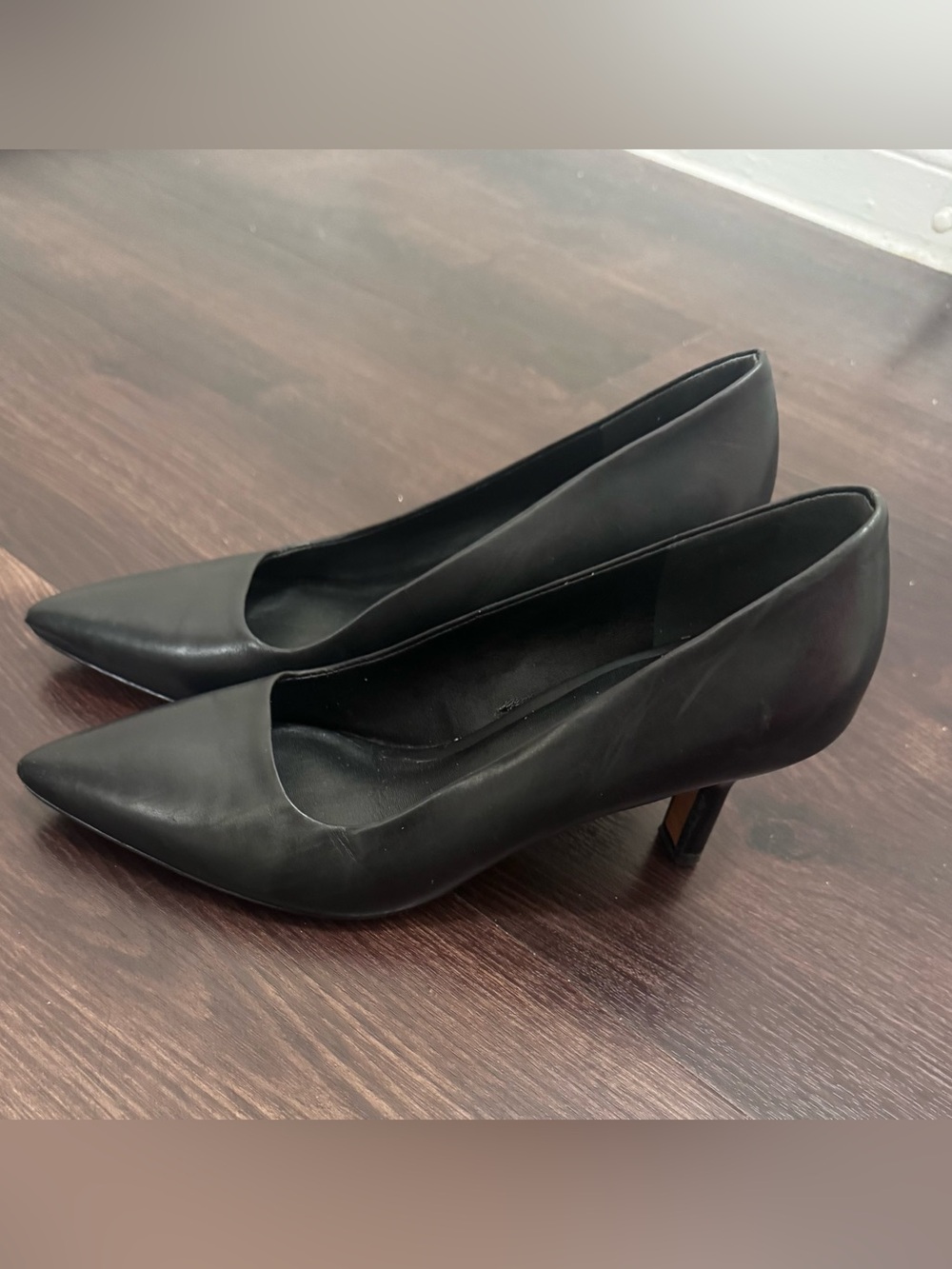 Vince Black Leather Pointed Toe Kitten Heel Pumps - Size 5.5